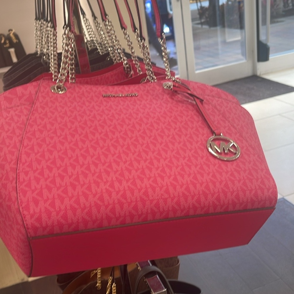 Michael Kors Pink Jet Set Travel Lg Signatr Logo Chain Shoulder Tote
Dragonfruit - Picture 15 of 16